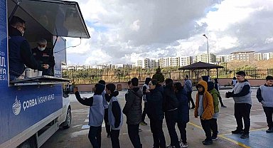 Antakya Belediyesi'nden soğuk kış gününde öğrencilere çorba ikramı