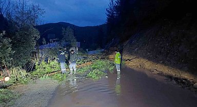 Antalya Gündoğmuş'ta dereler taştı, piknik alanları su altında kaldı