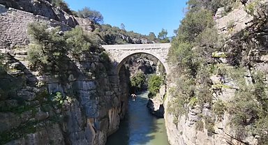 Antalya'da 20 metre yükseklikteki tarihi köprüden suya atlayan genç yürekleri ağza getirdi