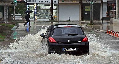 Antalya'da 'Sarı Kod' uyarısı: Rögarlar taştı, telef olmuş dana kıyıya vurdu