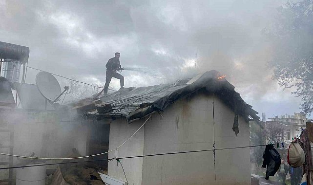 Antalya'da alev alev yanan tek katlı ev küle döndü