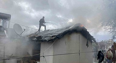 Antalya'da alev alev yanan tek katlı ev küle döndü