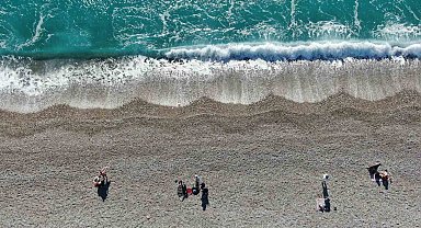 Antalya'da bir gün arayla iki mevsim: Dün sağanak ve fırtına, bugün deniz keyfi