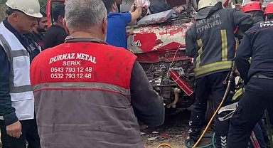 Antalya'da iki kamyon çarpıştı, sıkışan sürücüyü itfaiye kurtardı