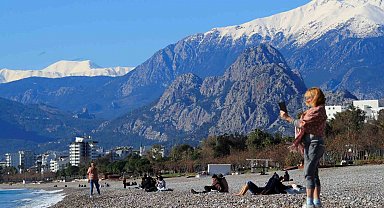 Antalya'da karlı dağların gölgesinde deniz keyfi