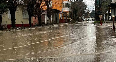 Antalya'da kuvvetli sağanak taşkınlara yol açtı minibüste mahsur kalanlar kepçe yardımıyla kurçarıldı