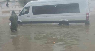 Antalya'da sağanak etkili oldu,araçlar yollarda ilerlemekte zorlandı