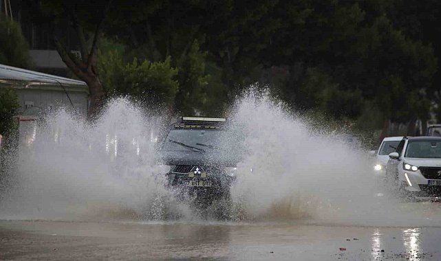 Antalya'da şiddetli yağış hayatı olumsuz etkiledi