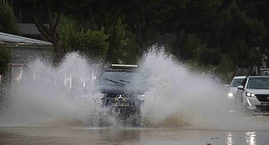 Antalya'da şiddetli yağış hayatı olumsuz etkiledi