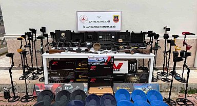 Antalya'da tarihi eser operasyonu: Milyonluk çok sayıda dedektör ve tarihi sikke ele geçirildi