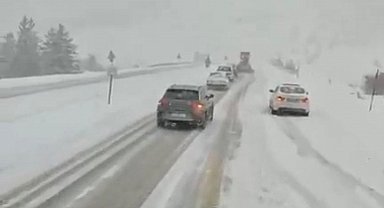 Antalya'nın bin 825 rakımlı Alacabel mevkiinde kar yağışı başladı