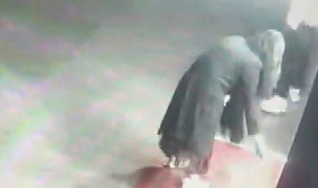 Apartmanda büyü paniği: Karanlıkta gelip idrar ve toz döktüler