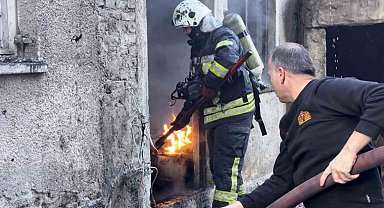 Apartmanın kömürlüğündeki yangın paniğe neden oldu