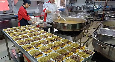 Araban'da 6 Şubat depremlerinde hayatını kaybedenler için 450 aileye et döner dağıtıldı