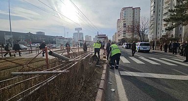 Araç refüjde bekleyen yayaların arasına daldı: 3 yaralı