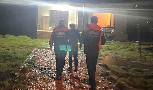 Aracı akıntıya kapılan vatandaş son anda kurtuldu