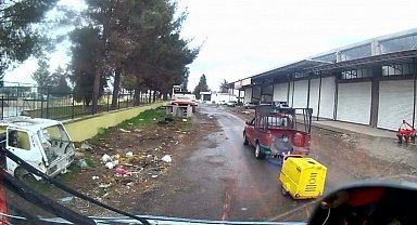 Aracın kasasında oturan çocuk düşme tehlikesiyle karşı karşıya kaldı