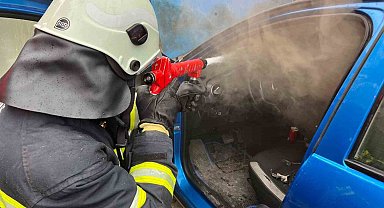 Aracın konsolunda başlayan yangın kısa sürede söndürüldü