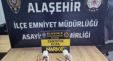 Aracında sentetik haplarla yakalanan genç tutuklandı