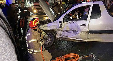 Arnavutköy'de iki araç çarpıştı: Sürücü araçta sıkıştı