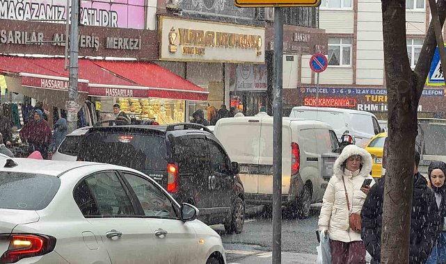 Arnavutköy'de kar yağışı etkili olmaya devam ediyor