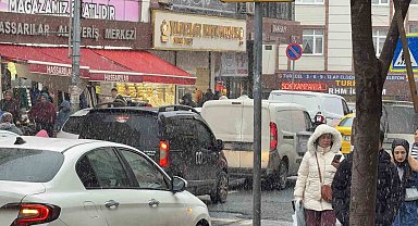 Arnavutköy'de kar yağışı etkili olmaya devam ediyor