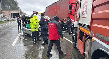 Artvin'de otomobil park halindeki tıra çarptı: 2 ölü, 1 yaralı