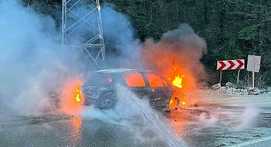 Artvin'de seyir halindeki araç alev aldı