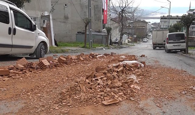 Aşırı yüklü kamyon kayarak iki aracı biçti; o anlar kamerada