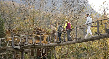 Asırlık ahşap köprü zamana meydan okuyor: Köylüleri sırtında taşıyor