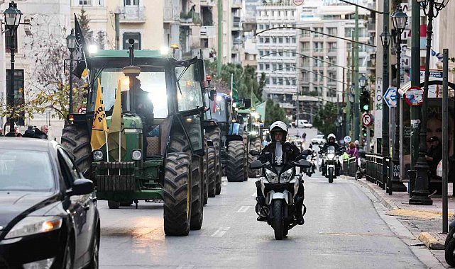 Atina'da çiftçilerden, parlamento binası önünde traktörlü protesto