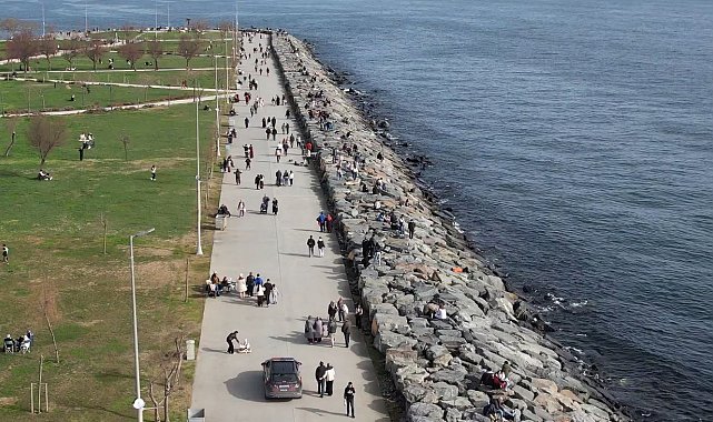 Avcılar'da güneşli havayı fırsat bilenler sahile koştu