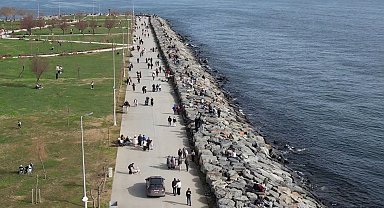 Avcılar'da güneşli havayı fırsat bilenler sahile koştu