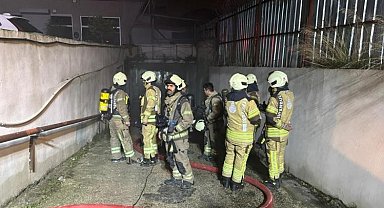 Avcılar'da tekstil atölyesine ait depo alevlere teslim oldu