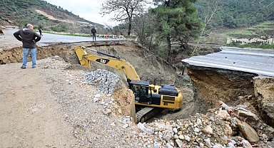Aydın sınırında çöken yol ulaşıma kapandı