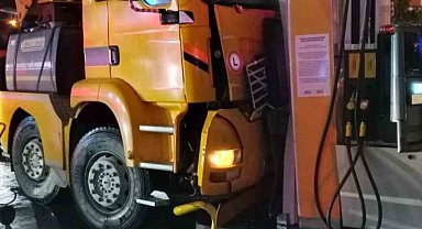 Aydın'da vinç akaryakıt istasyonuna daldı