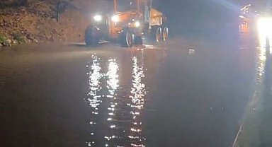 Aydın'ı sağanak vurdu: Söke ve Kuşadası yollarında ulaşım durdu