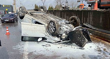 Aynı yerde 5 saat arayla ikinci kaza: Otomobil yan yola düşüp ters döndü, 2 kişi yaralandı