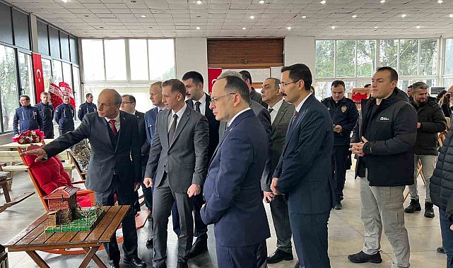 Ayvacık'ta Sanatla Değişen Hayatlar Sergisi Açıldı