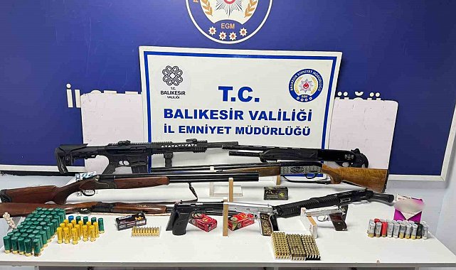 Ayvalık'ta eş zamanlı operasyon: Ruhsatsız silah ve uyuşturucu ele geçirildi