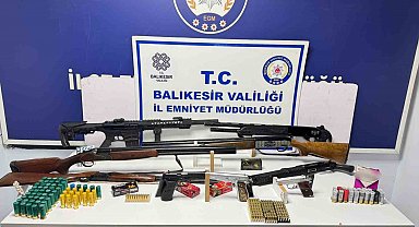 Ayvalık'ta eş zamanlı operasyon: Ruhsatsız silah ve uyuşturucu ele geçirildi