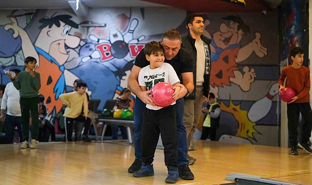 Baba oğul bowling turnuvası renkli anlara sahne oldu