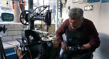 Babasından öğrendiği ayakkabı tamirciliğini 40 yıldır sürdürüyor