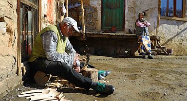 Babasından öğrendiği tahta kaşıkçılığı yaşatıyor