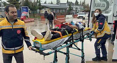 Babasını ameliyata götürürken yaptığı kazada oğlu yaralandı