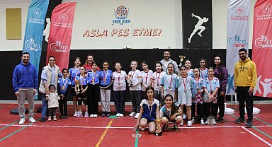 Badmintonda şampiyonlara ödülleri verildi