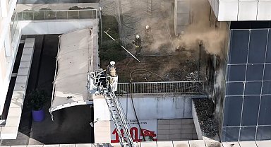 Bağcılar'da alışveriş merkezinin içindeki gece kulübünden alevler yükseldi