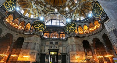 Bakan Ersoy açıkladı: "Ayasofya'da süreç devam ediyor, Sultanahmet'te çalışmalar tamamlandı"