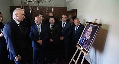 Bakan Ersoy, "Kralların Ressamı" Rahmi Pehlivanlı'nın eserlerini inceledi