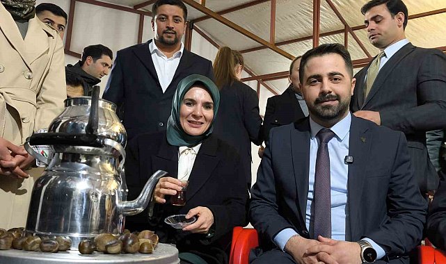 Bakan Göktaş, Batman'da gençlerle "Kabe'de Hacılar Hu Der" ilahisine eşlik etti